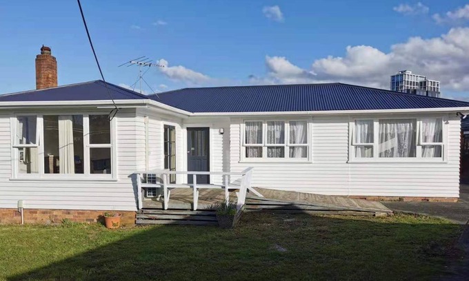 Henderson Casa | White weather board house - 3 bedrooms full house