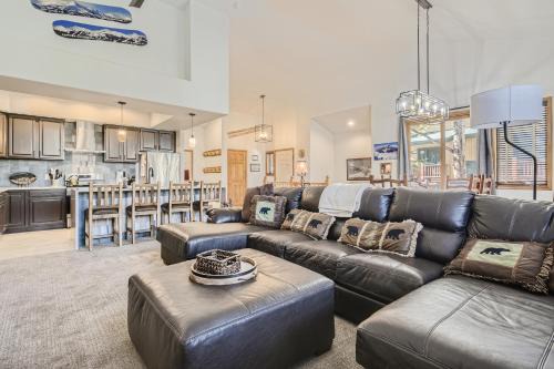 Peak 8 Casa | White Wolf #890 - Great Home with Private Outdoor Hot Tub - Shuttle to Slopes