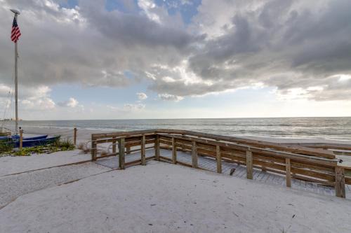 Mid Island Apartamento | Whitecap Condo Beachfront Splendor