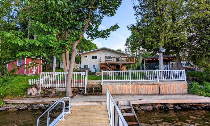 North Algona Wilberforce Casa | Whitefield Cottage ~ Sky Above, Lake Below!