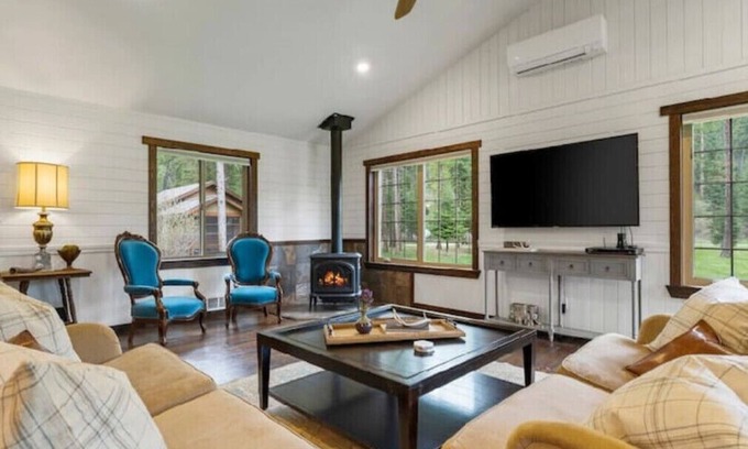 Whitefish Cabina | Whitefish Outpost Cozy Cabin. 3 miles from town!