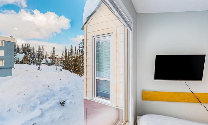 Big White Ski Resort Hotel | Whitefoot Lodge 314