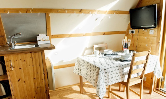 Wigton Cabina | Whitemire Pod, Bowness on Solway with hot tub, close to beach and Hadrian's Wall