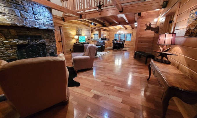 Rogers Cabina | Whitetail Cabin - fireplace, theater room, Wifi!, Family-Sized Log Cabin at Beaver Lake w Forest Vie