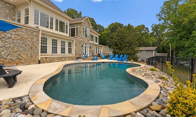 Troutman Casa | Whitetail Cove by AvantStay | Lakefront w/ Pool + Private Dock | Sleeps 20