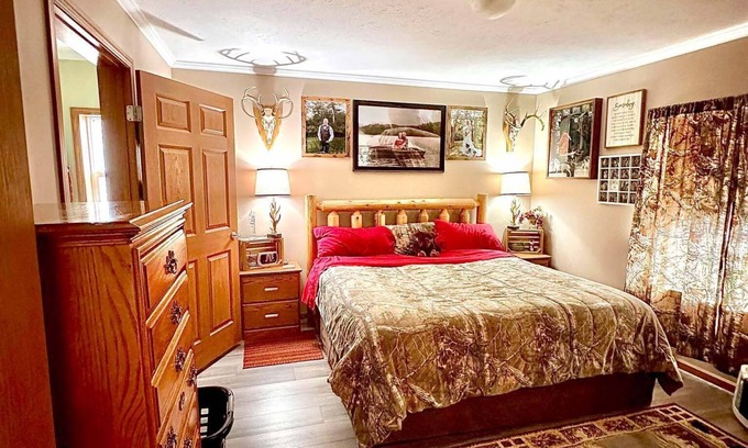 Two Rivers Casa | Whitetail Oasis 2-bedroom ranch house in beautiful Two Rivers!