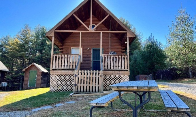 Laurel Springs Cabina | Acogedora cabaña cerca de Blue Ridge Parkway, admite mascotas, estanque, gas FRPL