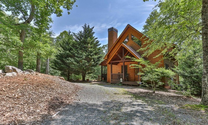 Ellijay Cabina | Whitetail Ridge, en el Coosawattee River Resort, tiene un espacio acogedor, una chimenea de roca elevada y