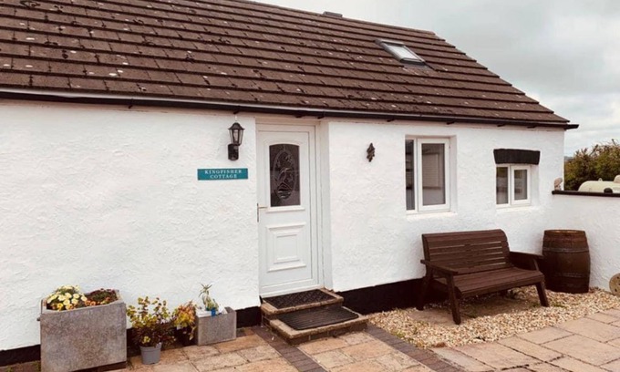 Bryngwran Casa | Whitewashed 1 bedroom stone cottage, with king size 4 poster bed. Pet friendly.