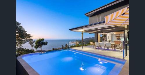 Airlie Beach Casa | 'Whitsunday Blue' Luxury Home with Ocean Views