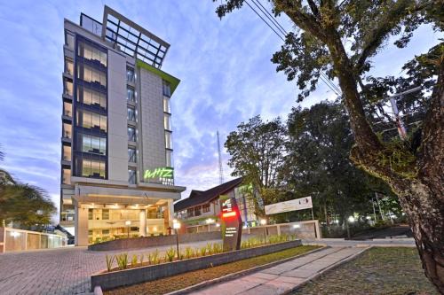 Padang Hotel | Whiz Prime Hotel Khatib Sulaiman Padang