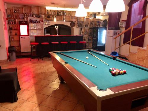 Belso-Ferencvaros Apartamento | Whole basement former pub3 for bachelor/bachelorette party