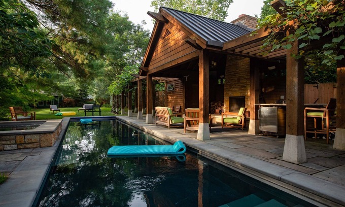 Clintonville Casa | Whole house-Backyard oasis-sleeps13