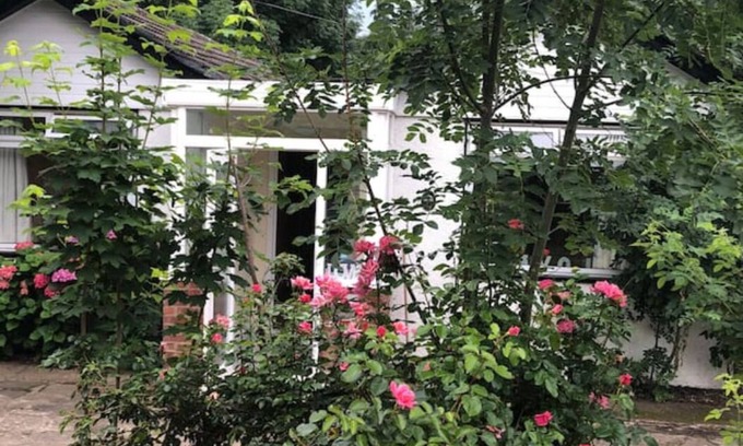 Cray Valley East Casa | Whole house cottage with parking and huge garden