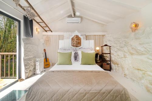 Baiao Chalet De Esquí | WHome Riverfront Retreat with Exclusive Waterfall Views
