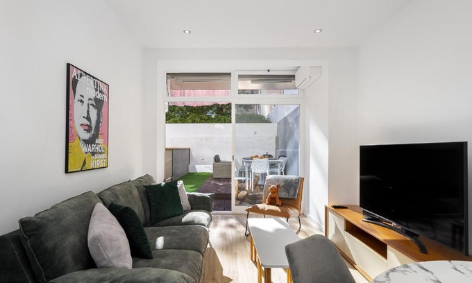 Alges Apartamento | WHome Suburban Serenity Family Home with Pool