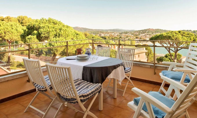 Sant Feliu de Guixols Apartamento | Terraza con increíbles vistas al mar. Jardín y piscina del complejo residencial.