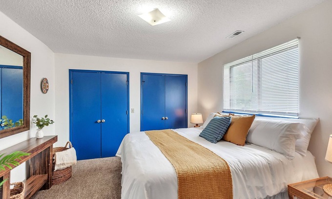 Wichita Apartamento | Wichita Roots ~ Midwestern Charm Good WiFi Parking Terrific apartment Book Now!