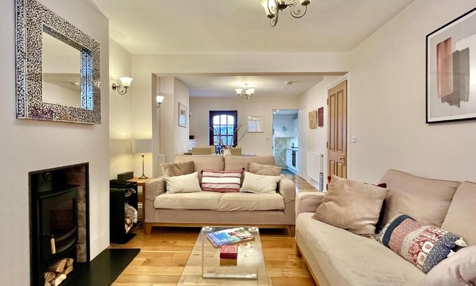 Chichester Casa | Wickland Cottage by inspirestays-com