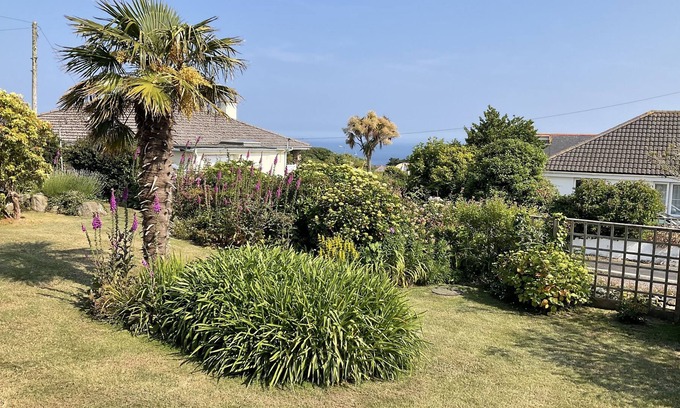 Coverack Cabaña | WIDE HORIZONS, family friendly, character holiday cottage in Coverack