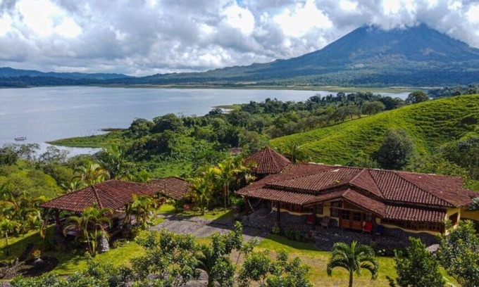 El Fósforo Casa | Wide Luxury Home with Pool & Jacuzzi access & Amazing Volcano and Lake views