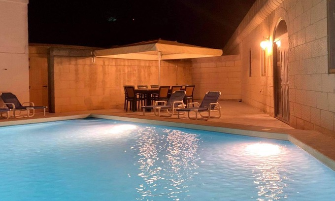 Victoria Otro | Wied Farmhouse - sleeps 10 - Airconditioned