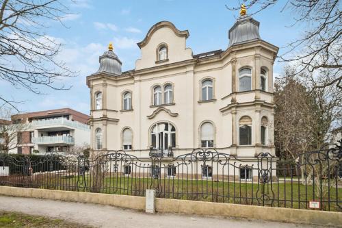 Sudvorstadt-Ost Apartamento | Wiener Palais am Großen Garten, Arbeitsplatz, Familie, 7 Pers, Smart-TV