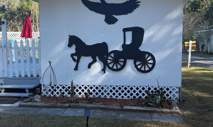 Dunnellon Cabaña | WiFi, AC, hot tub, pool, gym, horses welcome!