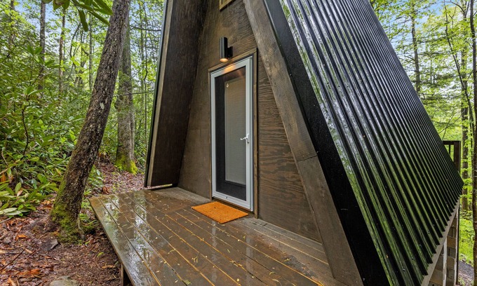 Pine Ridge Cabina | WiFi & Adventure - Creekside - Camping Cabin Retreat in Red River Gorge, Kentucky!