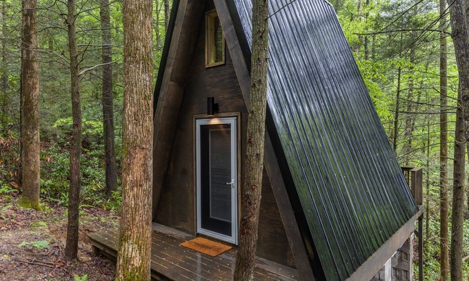 Pine Ridge Cabina | WiFi & Adventure - The Overlook - Camping Cabin Retreat in Red River Gorge, KY!