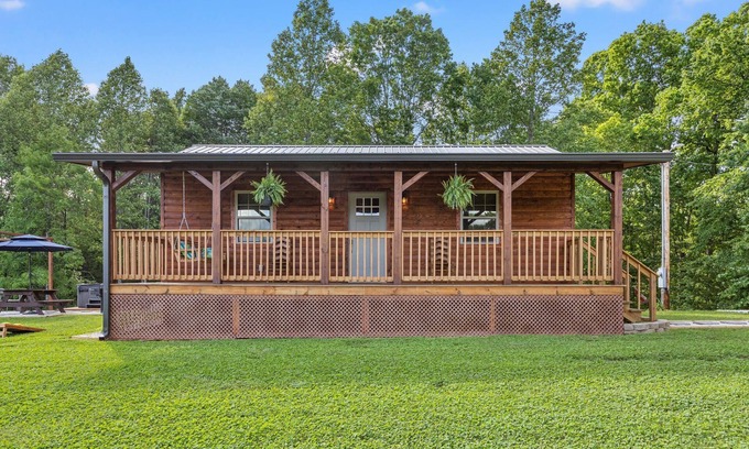 Rogers Cabina | WiFi & Hot Tub - Country Dream - Cabin in Red River Gorge, KY!