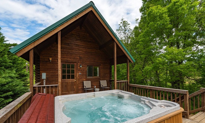 Luray Cabina | WIFI! Hot tub Riverfront Mountain Views! Close to Luray Caverns, Shenandoah Park