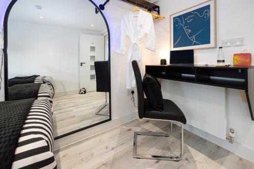 Wigan Casa | Wigan 4BR Retreat, Full Kitchen & Street Parking