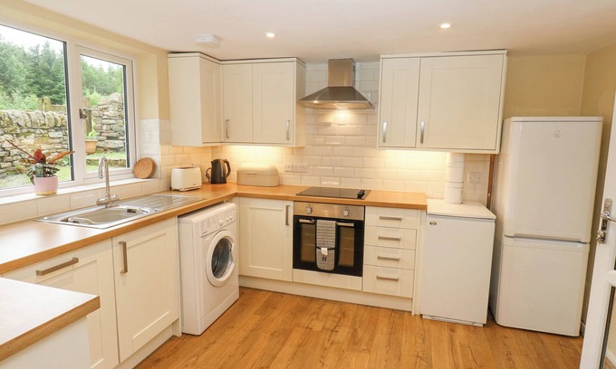 Hollow Meadows Cabaña | WIGTWIZZLE COTTAGE, pet friendly, with open fire in Stocksbridge