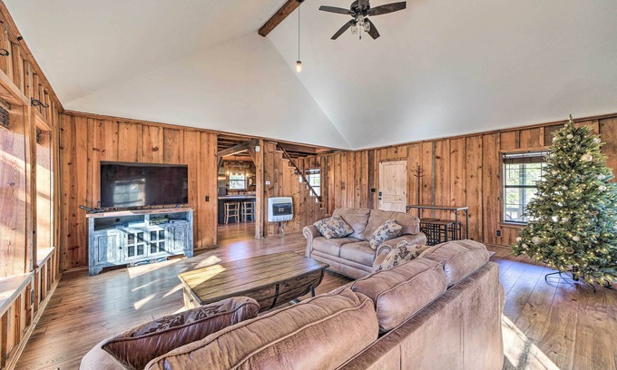 Wilburton Cabina | Wilburton Cabin w/ Fire Pit, Mountain Views!