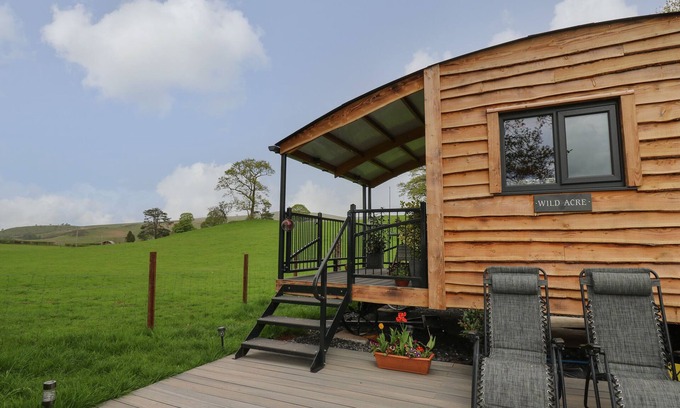 Llanddeusant Cabaña | WILD ACRE, pet friendly, with hot tub in Llandovery