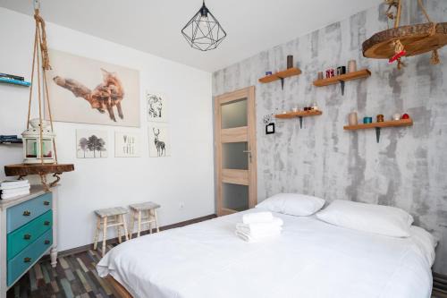 Baluty Apartamento | Wild and Free Urban Jungle Apartment by BookingHost