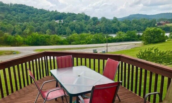 Holiday Island Casa | Wild Goose Landing Fireplace, Vaulted Ceilings 3 Bedroom 3 Bath Town-home Close