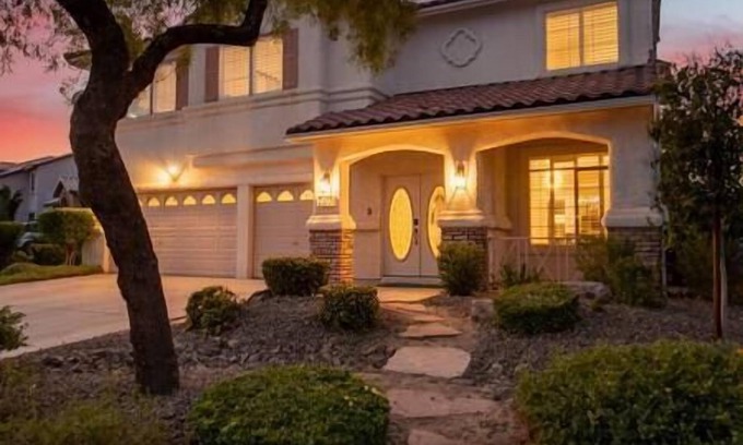 MacDonald Ranch Casa | ❤️ Wild Grass - Chic 5 BR Vegas Home with Pool