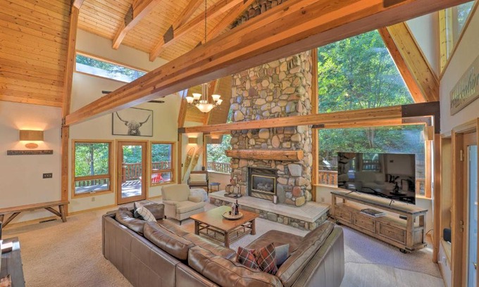 Alpine Casa | Wild Huckleberry Alpine Cabin Fireplace and Deck!