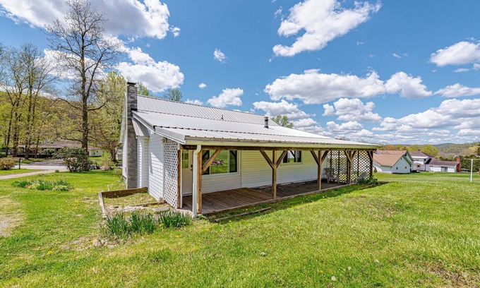 White Casa | Wild Mtn Cottage! w/ Coffee Bar