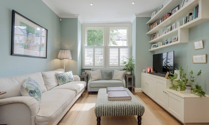 Earlsfield Casa | Wild Roses, by Veeve