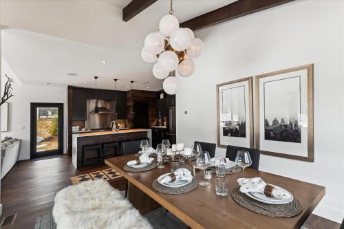 Stowe Area Casa | Wildebrook: 4 br, fireplace, a/c, hot tub, community summer pool