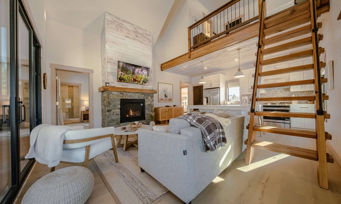 Eureka Casa | Wilderness Club Nest – Modern Cabin Retreat for 9 w/ Hot Tub