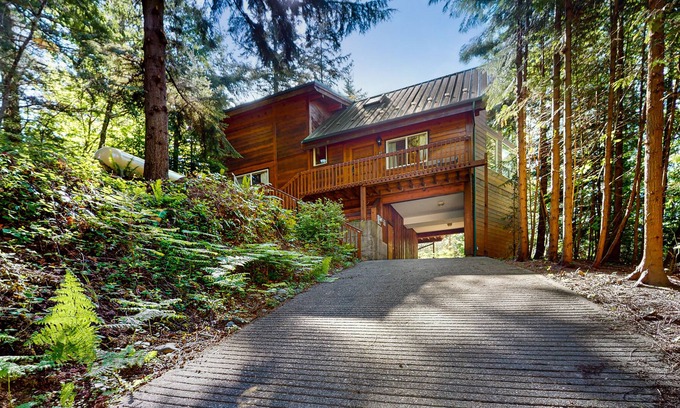 Sudden Valley Casa | Wilderness retreat on a double lot with a fireplace, large deck, & W/D