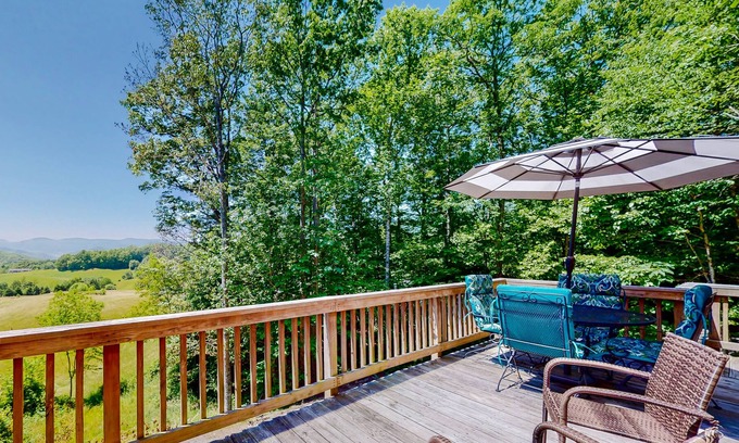 Vilas Otro | Wilderness retreat with a wood-burning fireplace, grill, & deck - mtn views