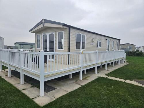 Chapel Saint Leonards Apartamento | Wildflower Meadows 5 - Golden Anchor - Central Heating, Wi-Fi, pet friendly, bed linen - Meadow Lakes Caravan & Lodge Hire
