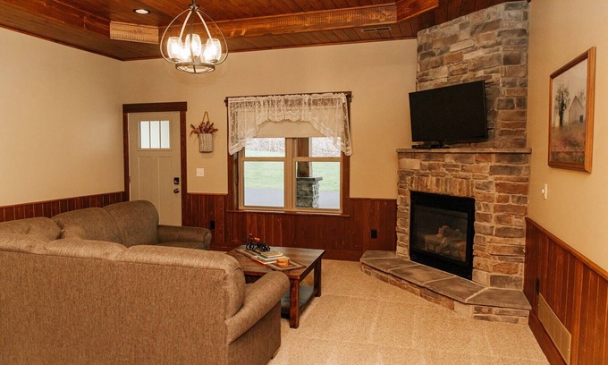 Dundee Cabina | Wildflower Paradise: Luxury Lodge Suite in Amish Country