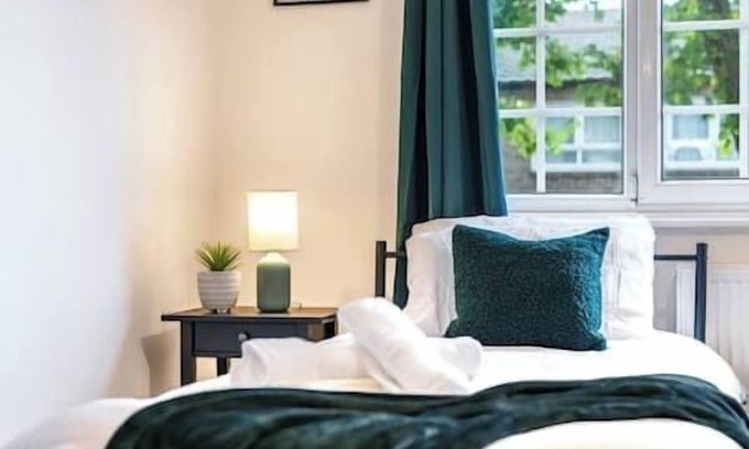 Custom House Casa | Wilkinson's Home, Great for Contractors, Free parking, Near London Excel