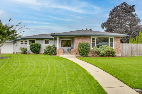 Albany Casa | Willamette Valley Family Home with Fenced Yard